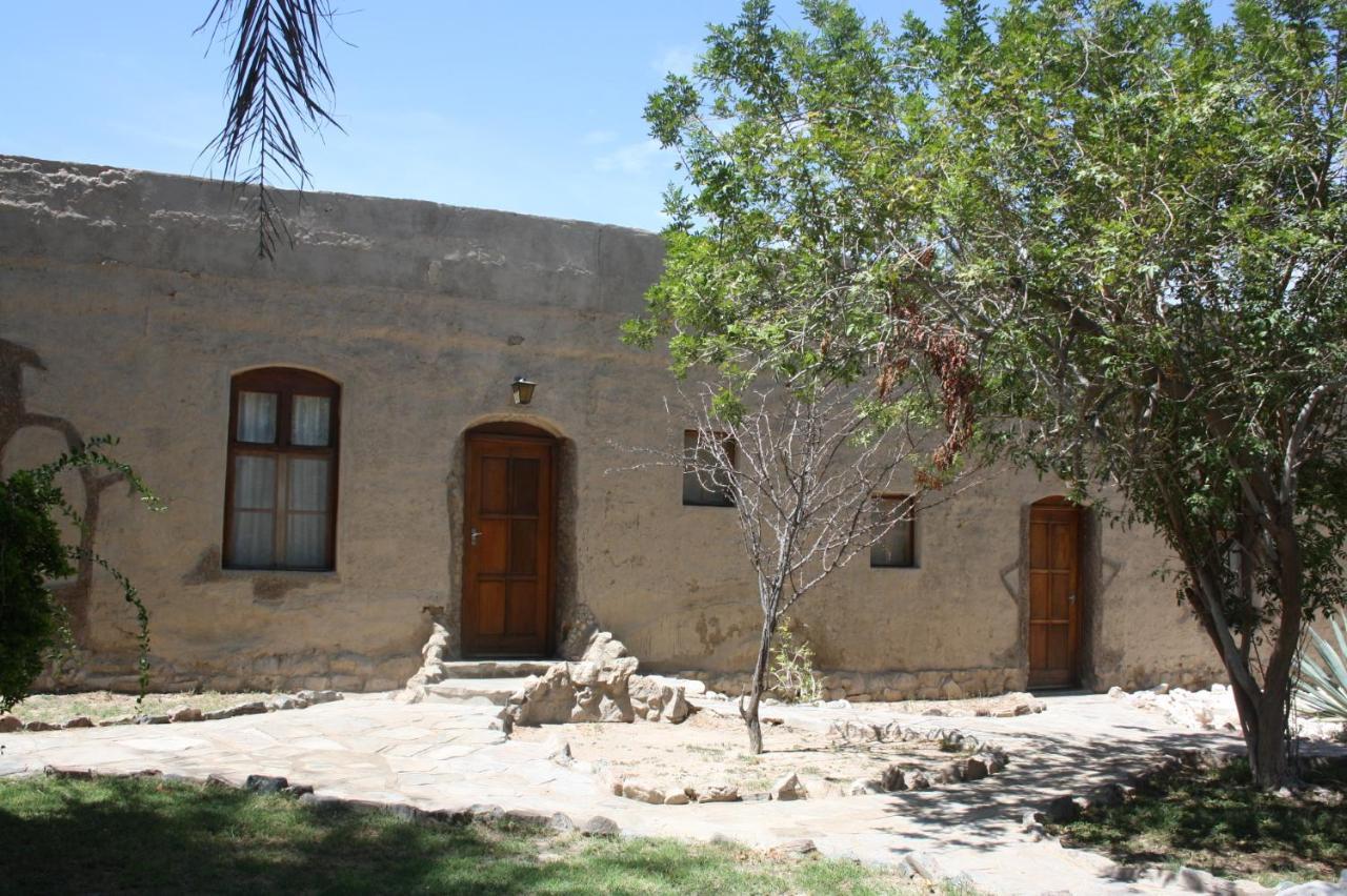 Fort Sesfontein Lodge & Safaris Buitenkant foto
