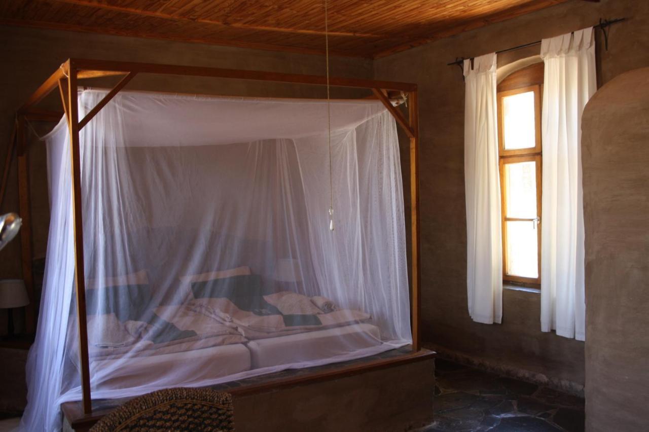 Fort Sesfontein Lodge & Safaris Buitenkant foto